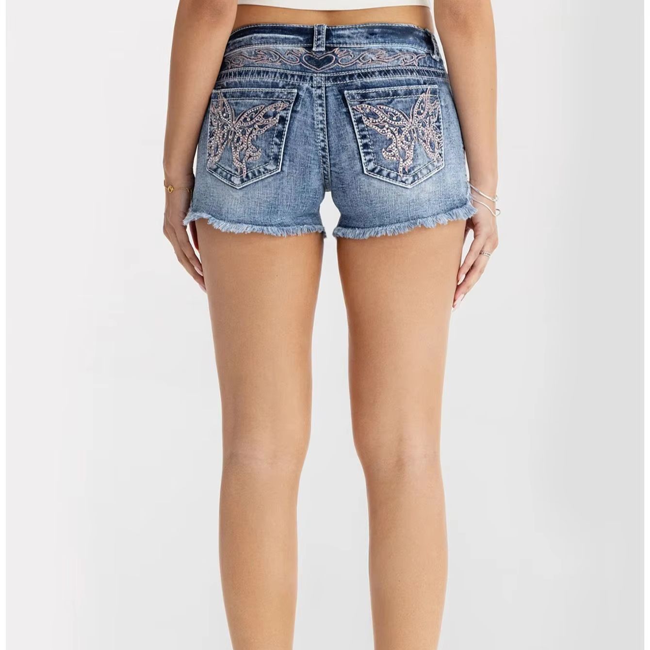 Shorts Denim Frayed - ملابس نسائية: شورتات جينز نسائية بتصميم