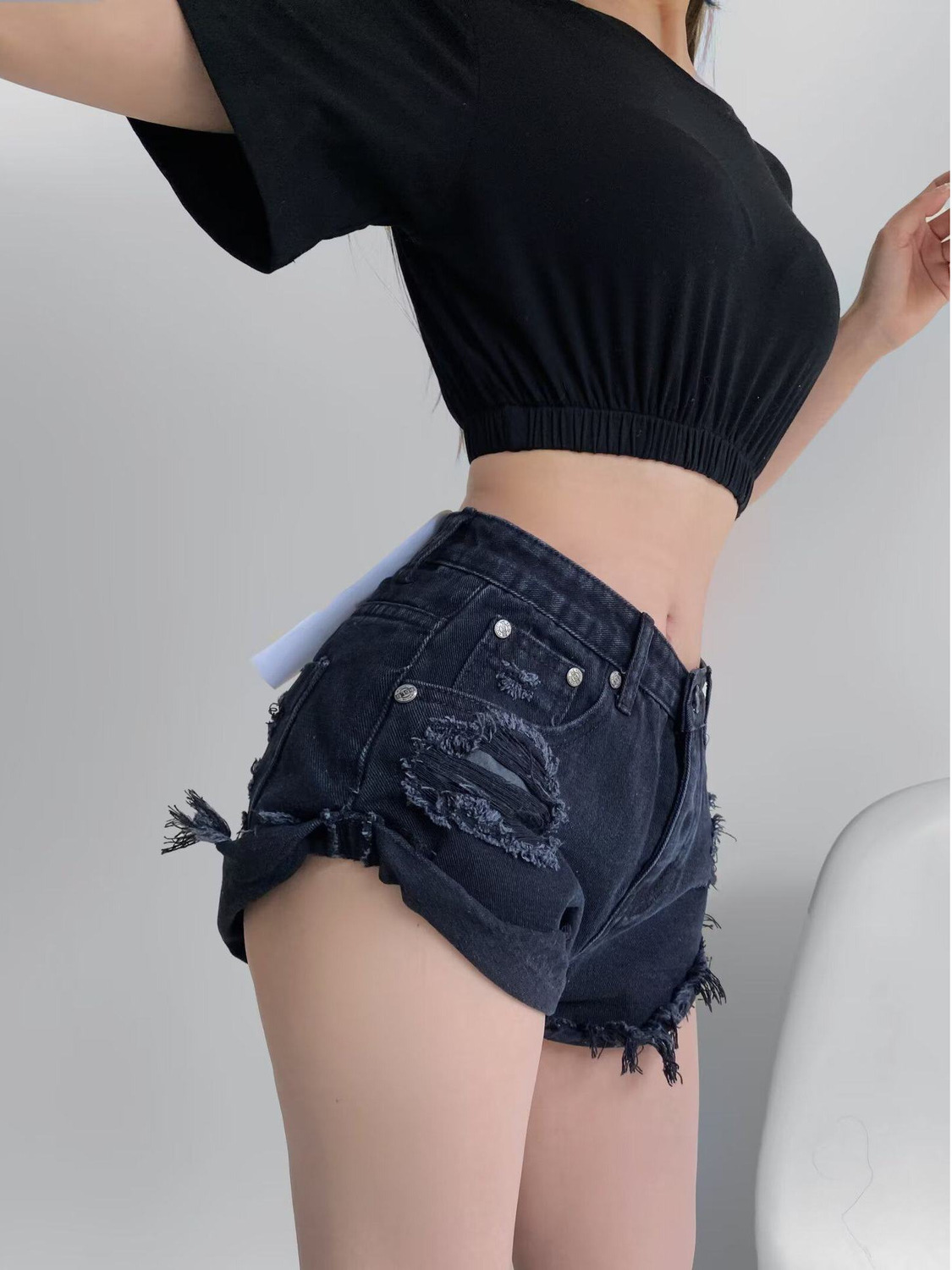 Shorts Denim Frayed - شورت جينز نسائي منخفض الخصر بتصميم