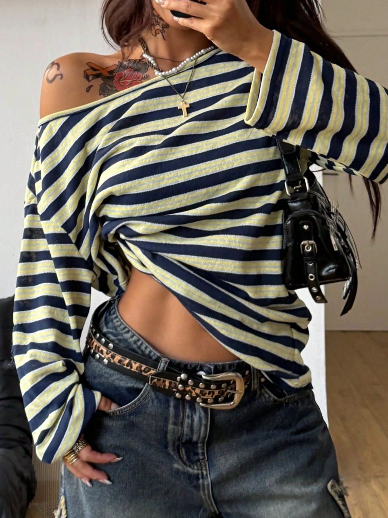 بلوزة نسائية فضفاضة مخططة زرقا - مراجعة Blouse Off Shoulder وسعره