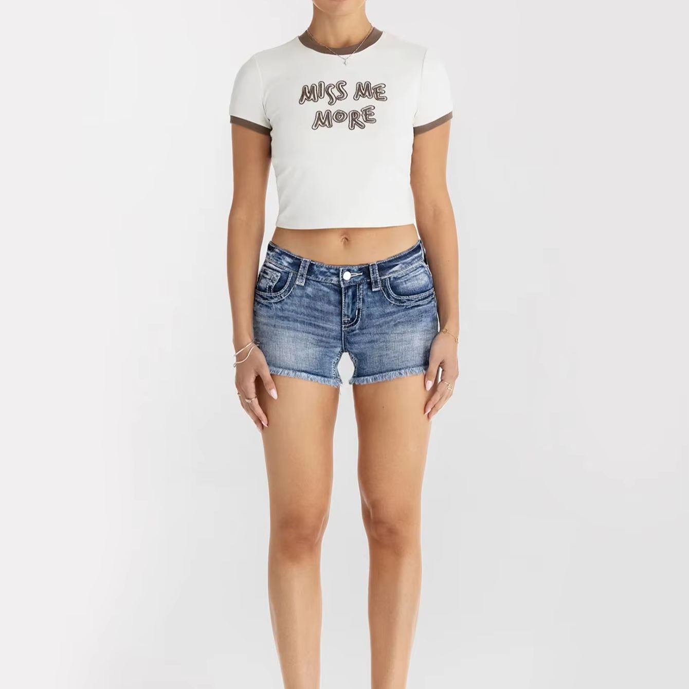 ملابس نسائية: شورتات جينز نسائ - مراجعة Shorts Denim Frayed وسعره