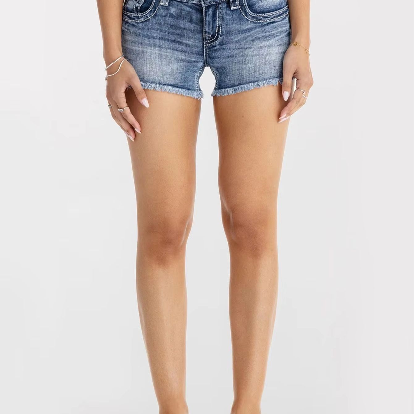 ملابس نسائية: شورتات جينز نسائ - مراجعة Shorts Denim Frayed وسعره